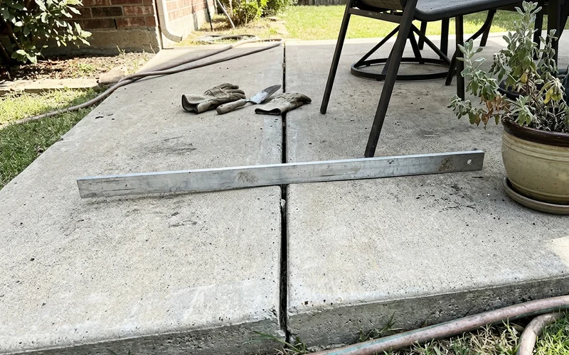Structural crack showing a height difference between the two sides of the slab